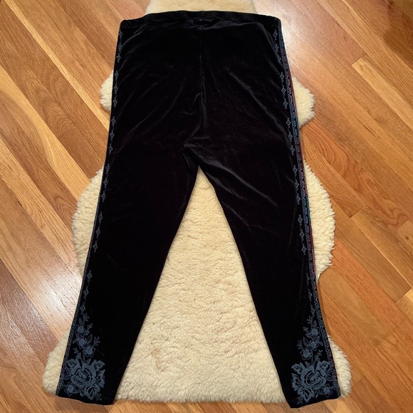 Johnny Was Workshop Tahndi black velvet embroidered leggings - Picture 2 of 11